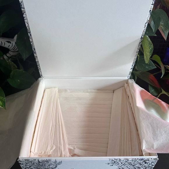 Dior gift box with tissue. Excellent condition. No signs of wear and tear. - Picture 5 of 6